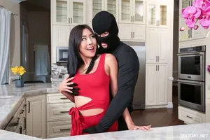 Biết vợ sắp cưới của con trai thiếu thốn đã lâu, bố Gã chồng làm liều đè chịch