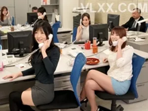 Cô gái ngực khủng gợi cảm và bạn tình quan hệ tình dục trong khách sạn và cho xem cảnh quan hệ tình dục bằng miệng bên cửa sổ. Rất hấp dẫn và quyến rũ. Đừng bỏ lỡ nếu bạn thích nó.